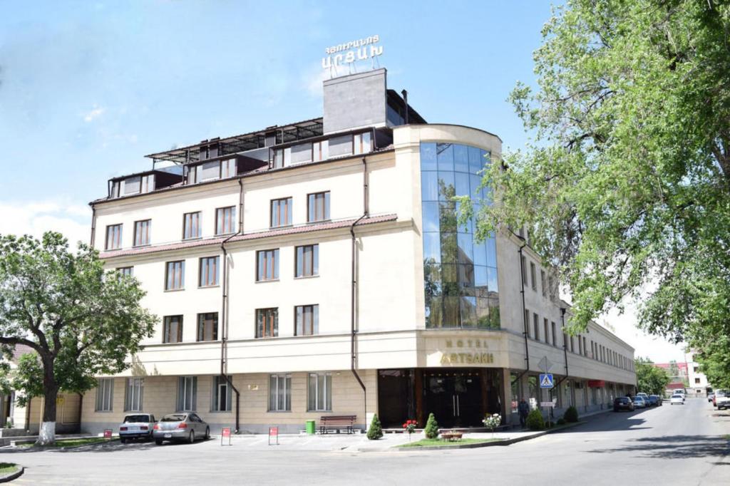 ein großes weißes Gebäude mit vielen Fenstern in der Unterkunft Artsakh Hotel in Yerevan