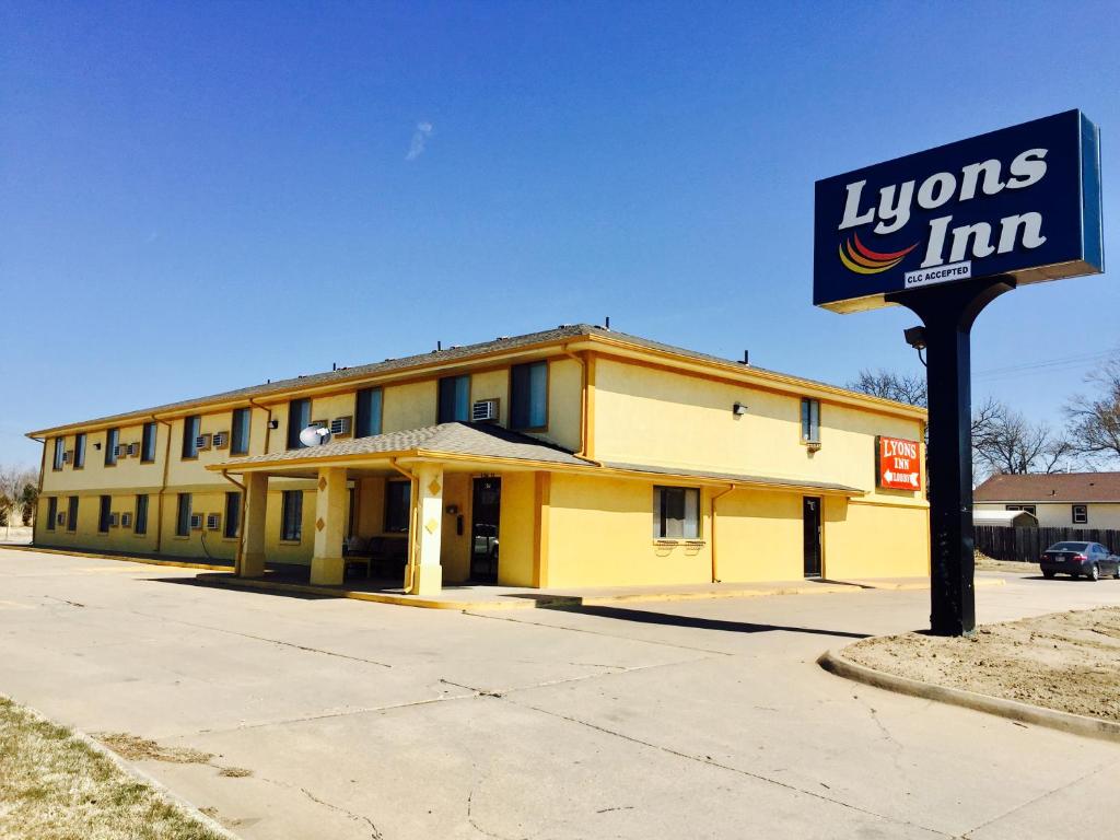 un edificio giallo con un cartello davanti di Lyons Inn a Lyons