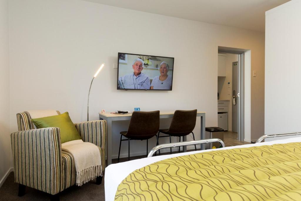 2 on Whiteleigh and 239 on Lincoln Motel - Resim 31