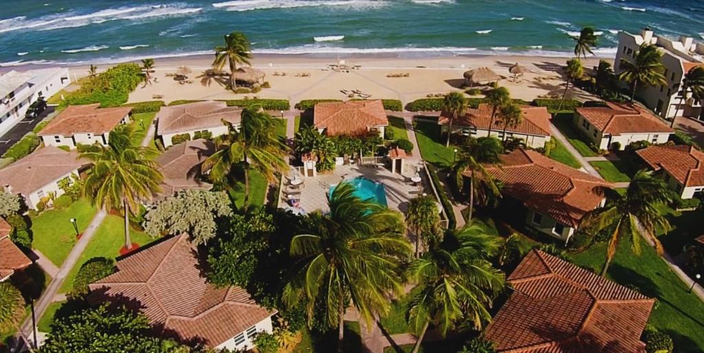 una vista aerea di un resort con spiaggia di Royal Flamingo Villas a Hillsboro Beach