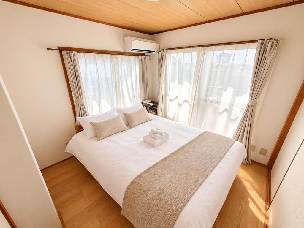 XLH3, Renovated in 2026, Sleeps 4, Double Bed and Double Sofa Bed, Near Shinjuku and Harry Potter Studio