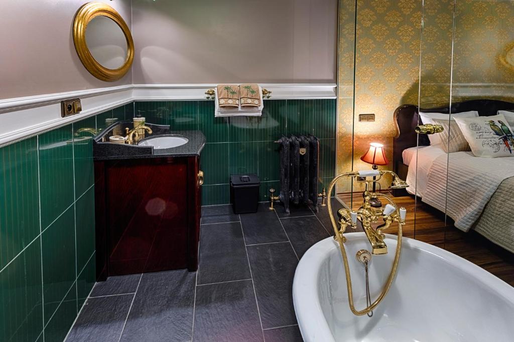 Chateau Nightingales - Deluxe King Suite