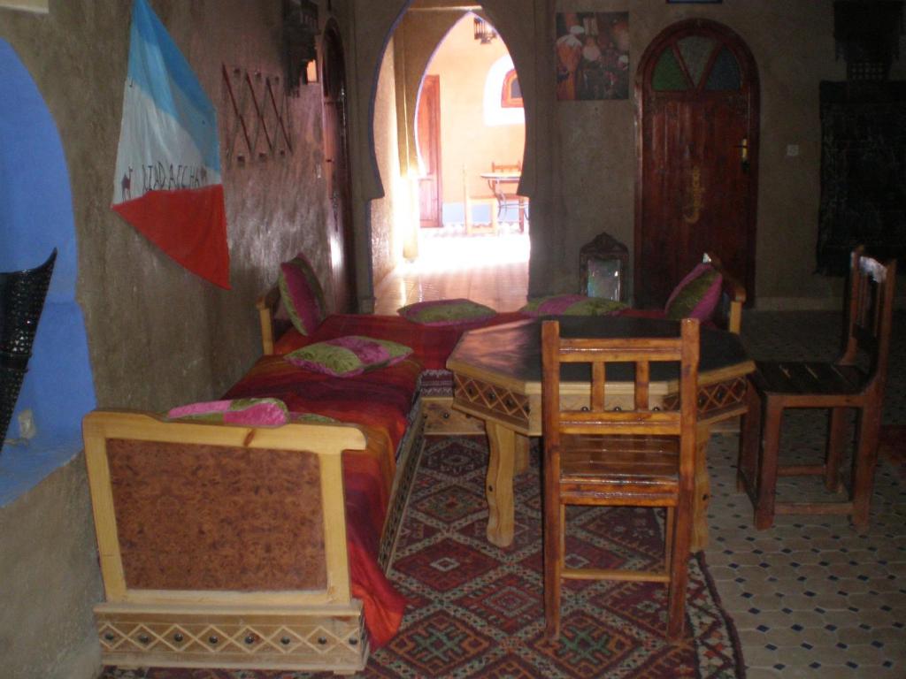 Posezení v ubytování Riad Aicha & Camel Trekking