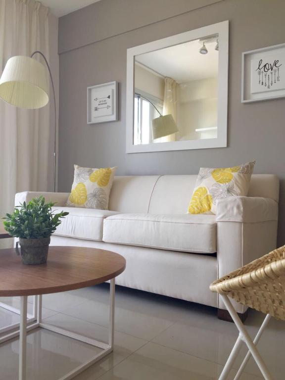 a living room with a white couch and a mirror at Edificio Celedonio Gutiérrez 651 in San Miguel de Tucumán