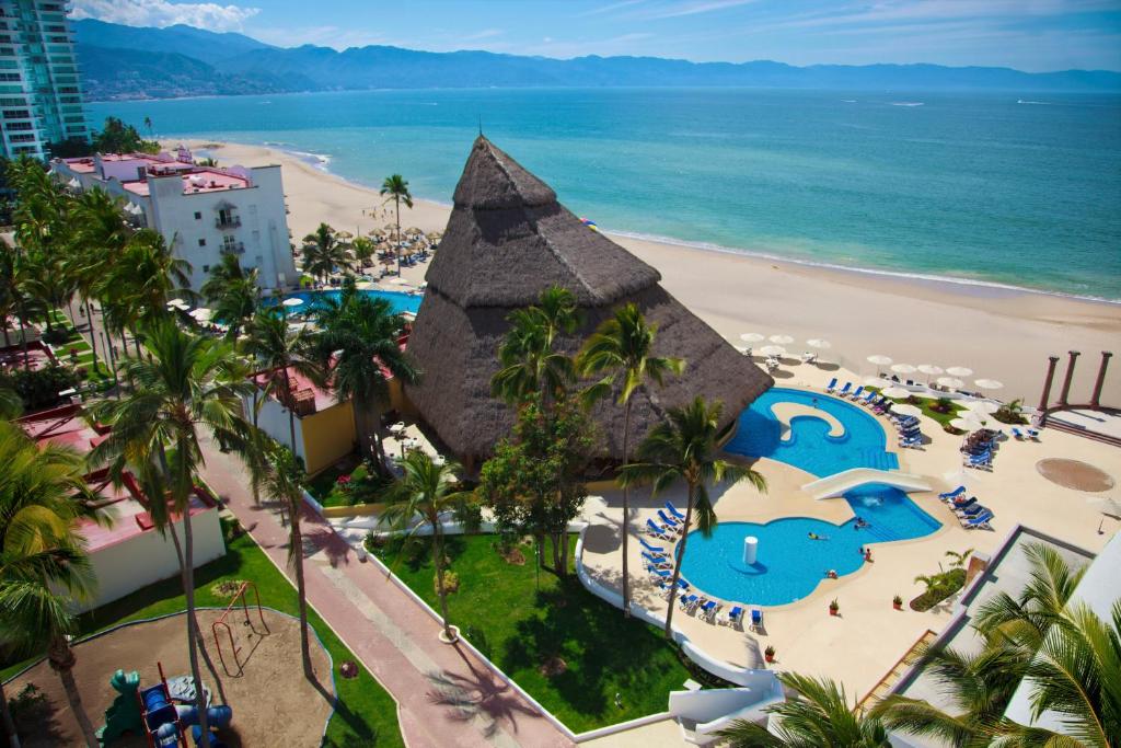 eine Luftansicht eines Resorts mit einer Pyramide am Strand in der Unterkunft Krystal Vallarta in Puerto Vallarta