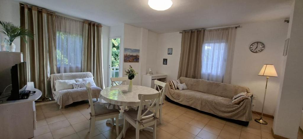 Sunny 1-BR apartment with AC and private terrace near the ocean
