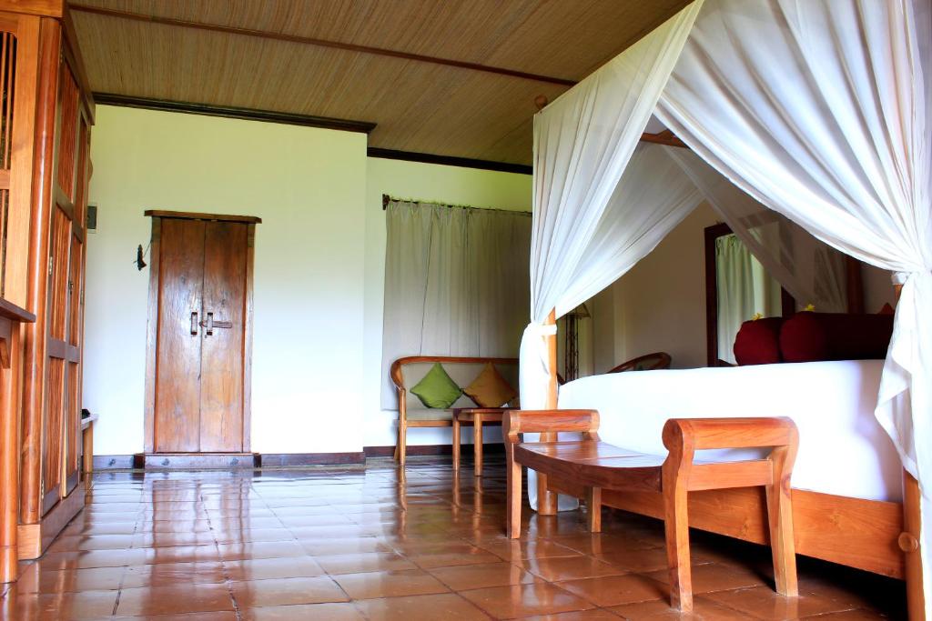 Postel nebo postele na pokoji v ubytování Junjungan Ubud Hotel and Spa
