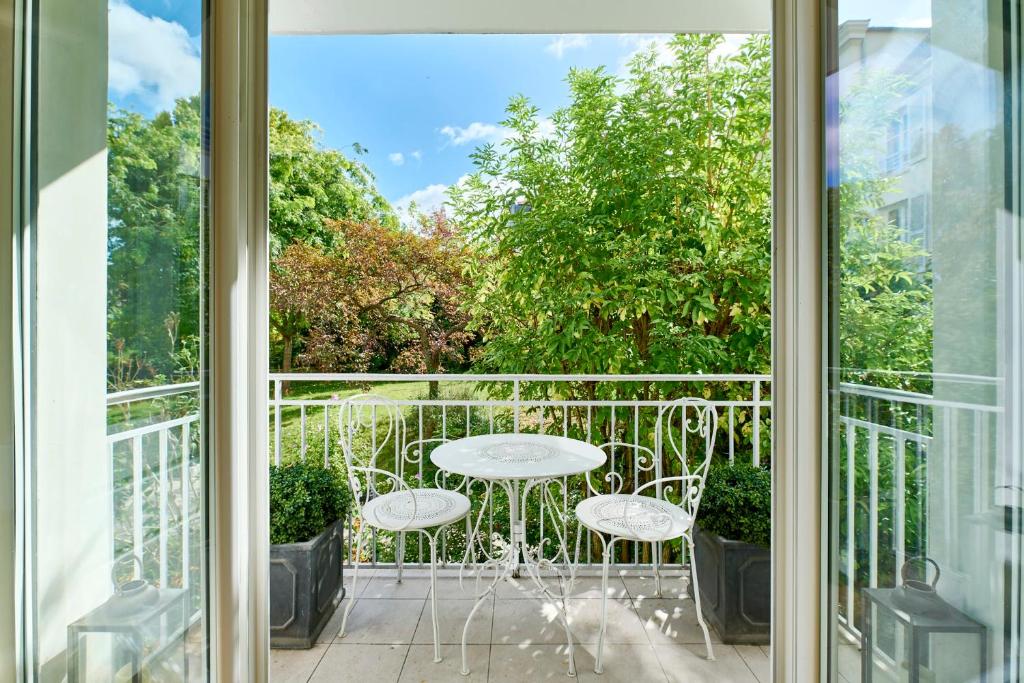 Montmartre Charming Apartment with Sacré-Cœur View Balcony by Mey Agency