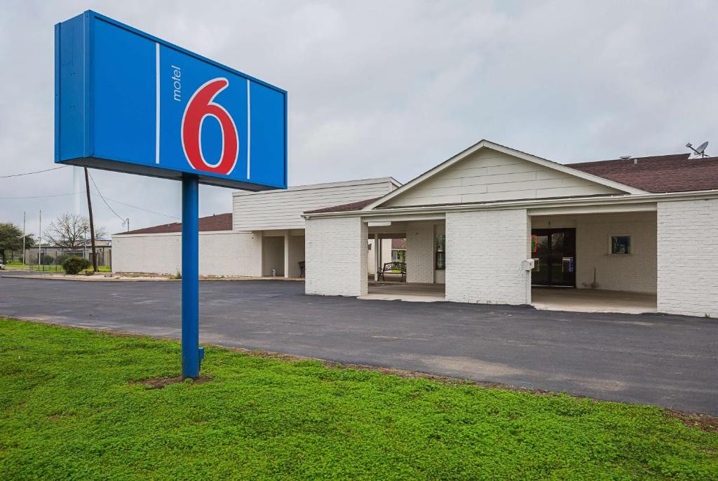Motel 6 Madisonville
