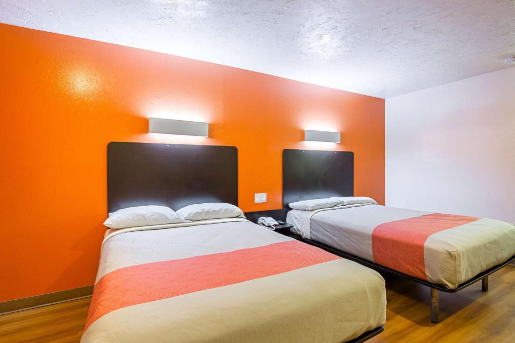 Motel 6-Madisonville, TX - Deluxe Quadruple Room - Smoking