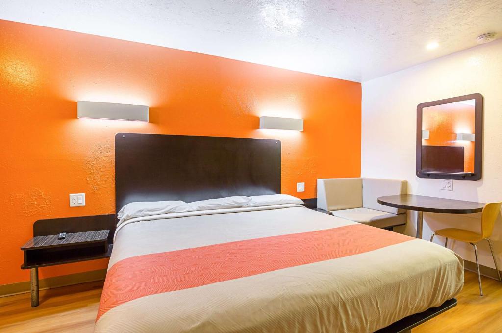 Motel 6-Madisonville, TX - Deluxe King Room - Smoking