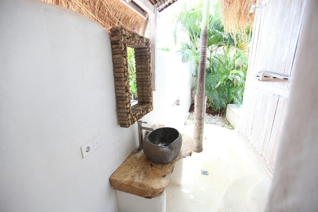 a bathroom with a sink and a mirror on the wall at Sal Secret Spot in Uluwatu
