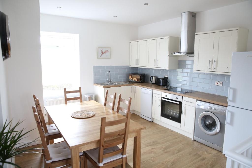 a kitchen and dining room with a table and chairs at Holiday Home Elerkin in Durham