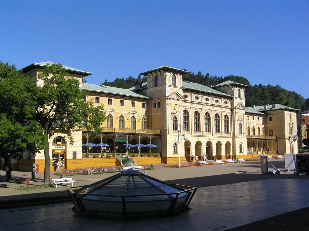 ein großes Gebäude mit einer Schüssel davor in der Unterkunft Stary Dom Zdrojowy in Krynica-Zdrój