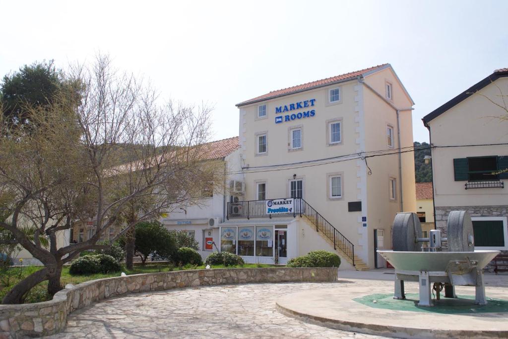 a building with a bench in front of it at Guest House Provišta in Veli Iž