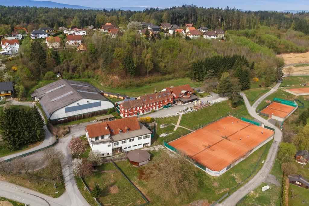 Een luchtfoto van Hotel & Tennis Riederhof