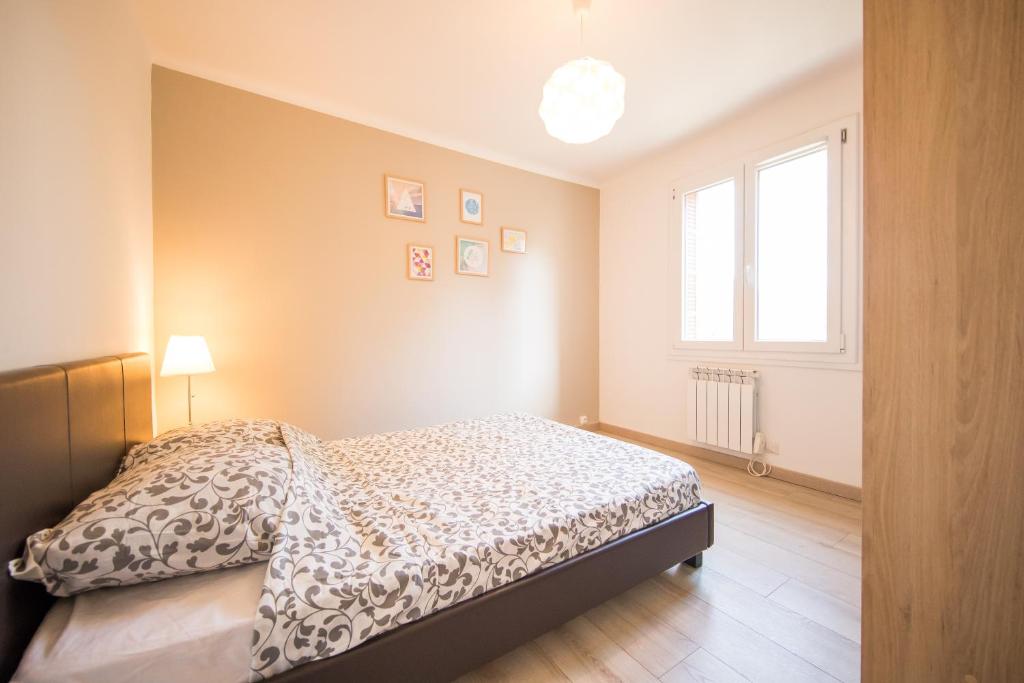 a bedroom with a bed and a window at Résidence La Source in Toulon