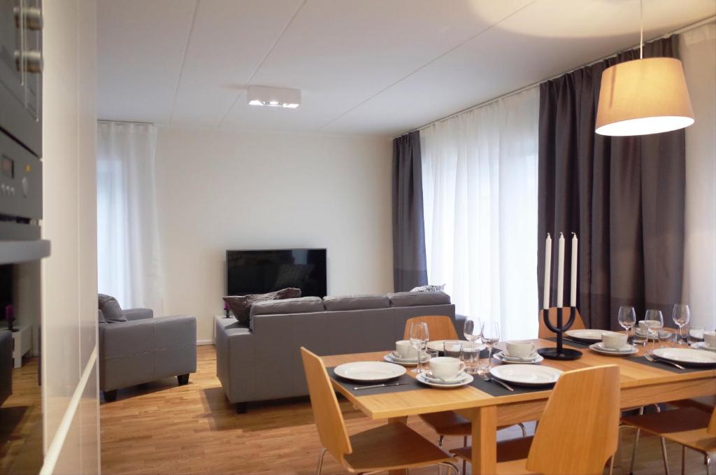 sala de estar con mesa y sofá en Tallinn Residences, en Petrikyula