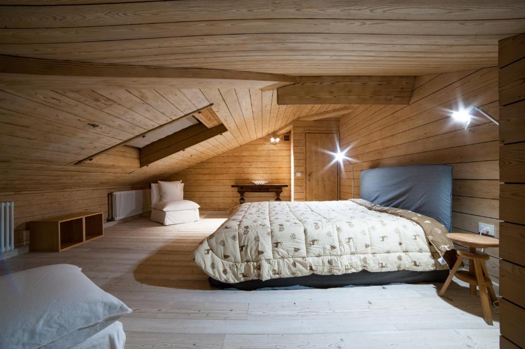 a bedroom with a bed and a wooden ceiling at Dimora Al Bivacco in Pieve di Cadore