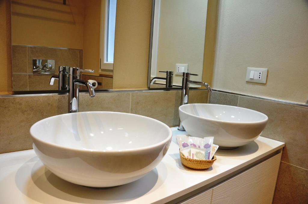 un bagno con due grandi ciotole bianche su un bancone di San Guglielmo Apartments a Ferrara