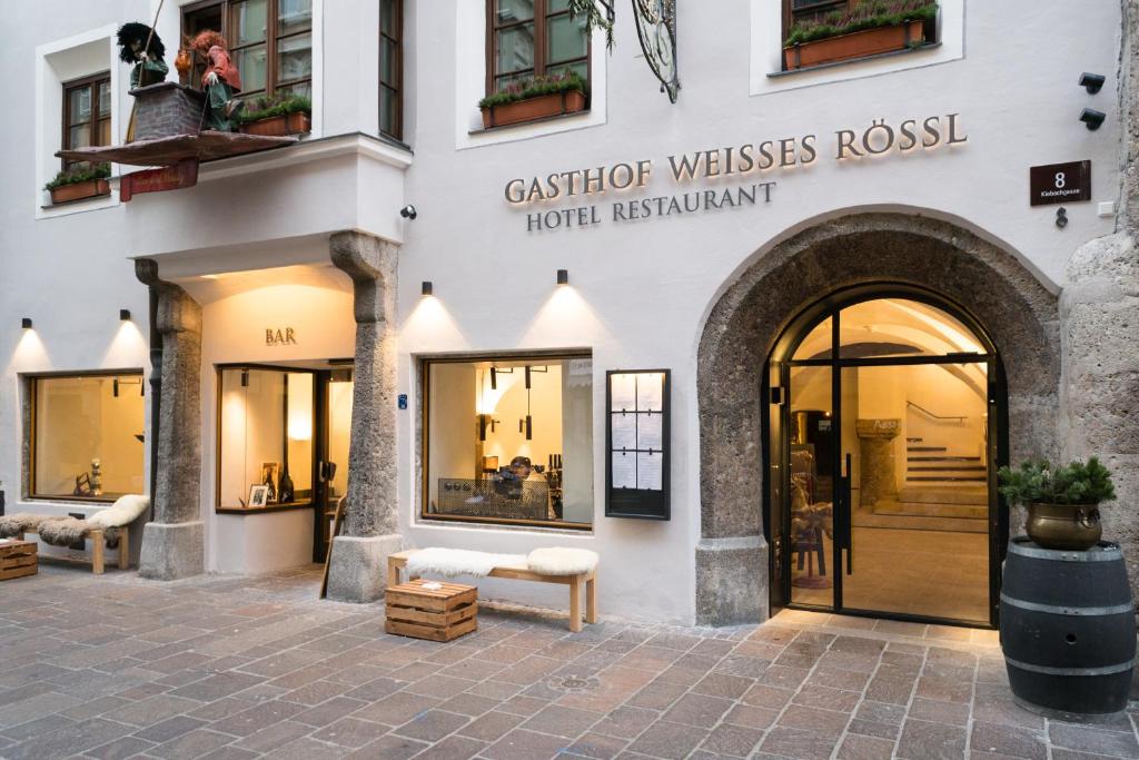 una tienda frente a un edificio con una puerta en Boutiquehotel Weisses Rössl en Innsbruck