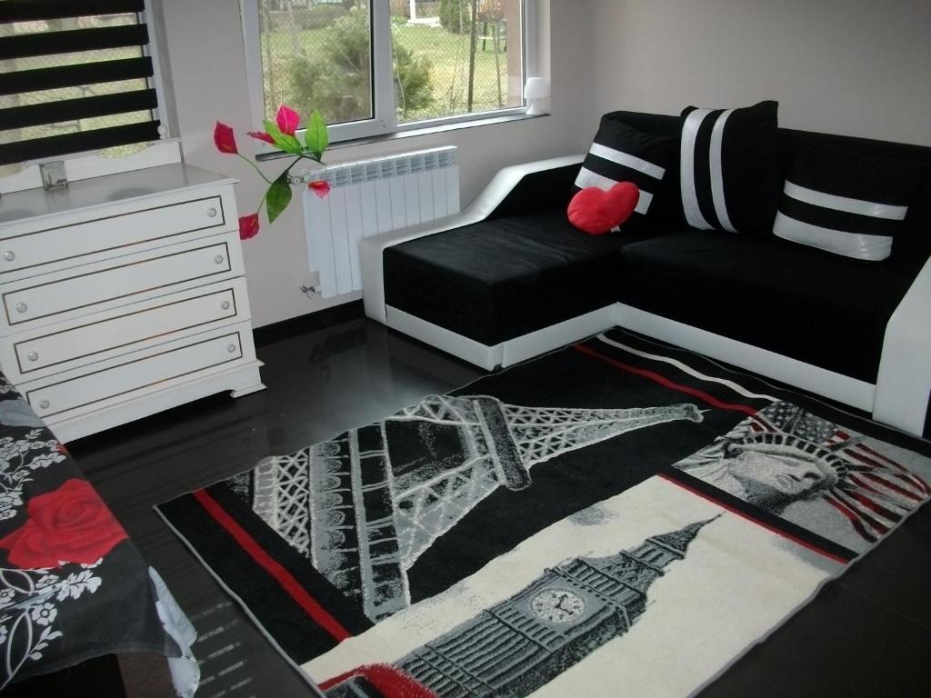 A seating area at Black&Red Apartment