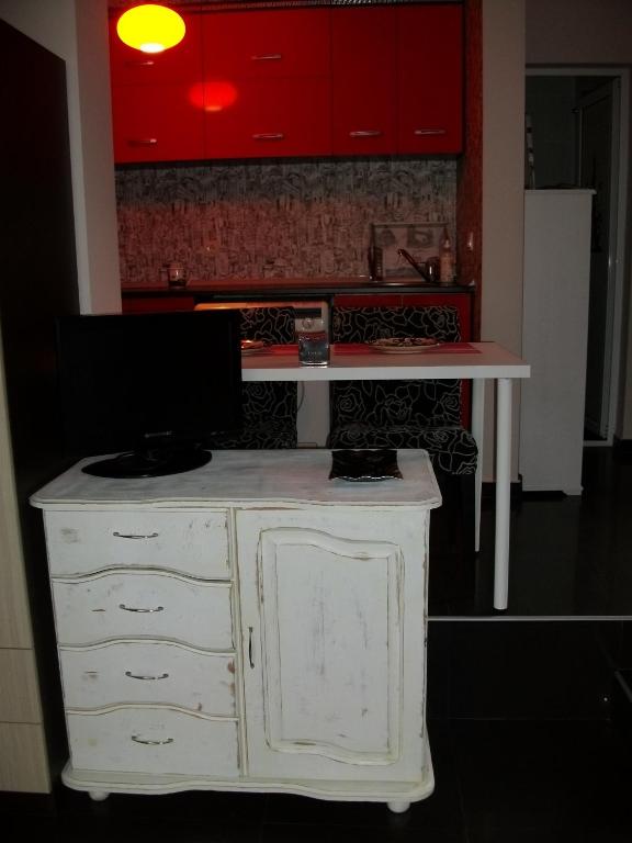 A kitchen or kitchenette at Black&Red Apartment