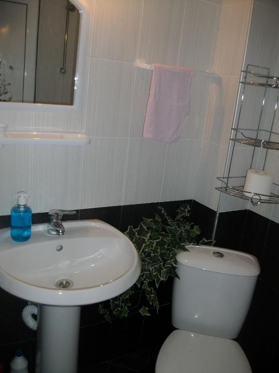A bathroom at Black&Red Apartment