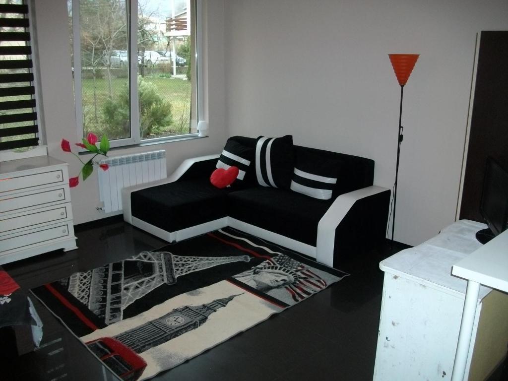 A seating area at Black&Red Apartment