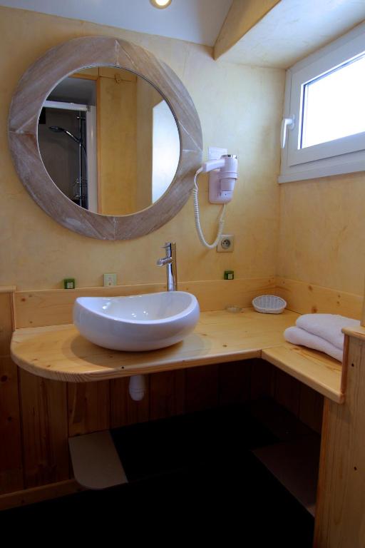 Koupelna v ubytování Auberge Le Cabaliros