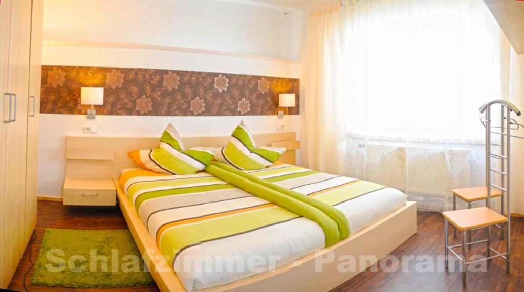 GönnersdorfにあるHaus Hippelsteinのベッドルーム1室(黄色と白の枕付きのベッド1台付)