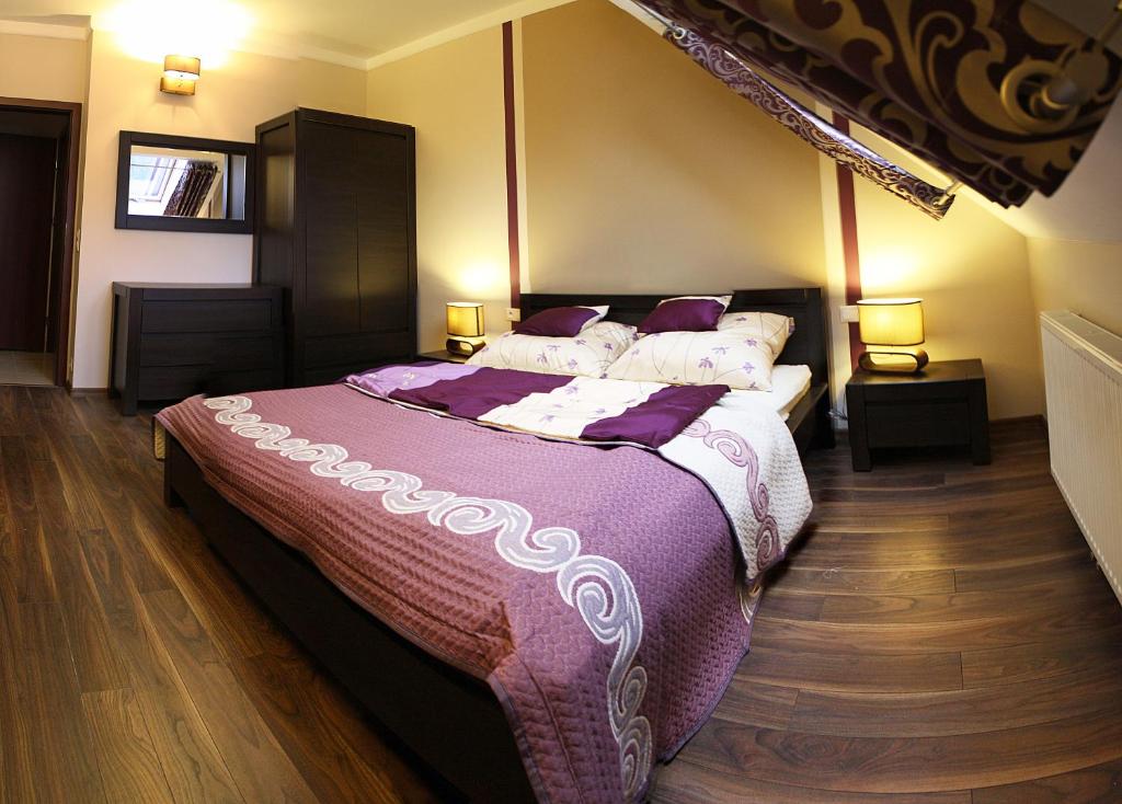Postel nebo postele na pokoji v ubytování Dolina Leśnicy SKI & SPA Resort