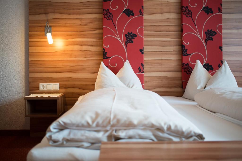 Postel nebo postele na pokoji v ubytování Gasthof Pension Alpenblick