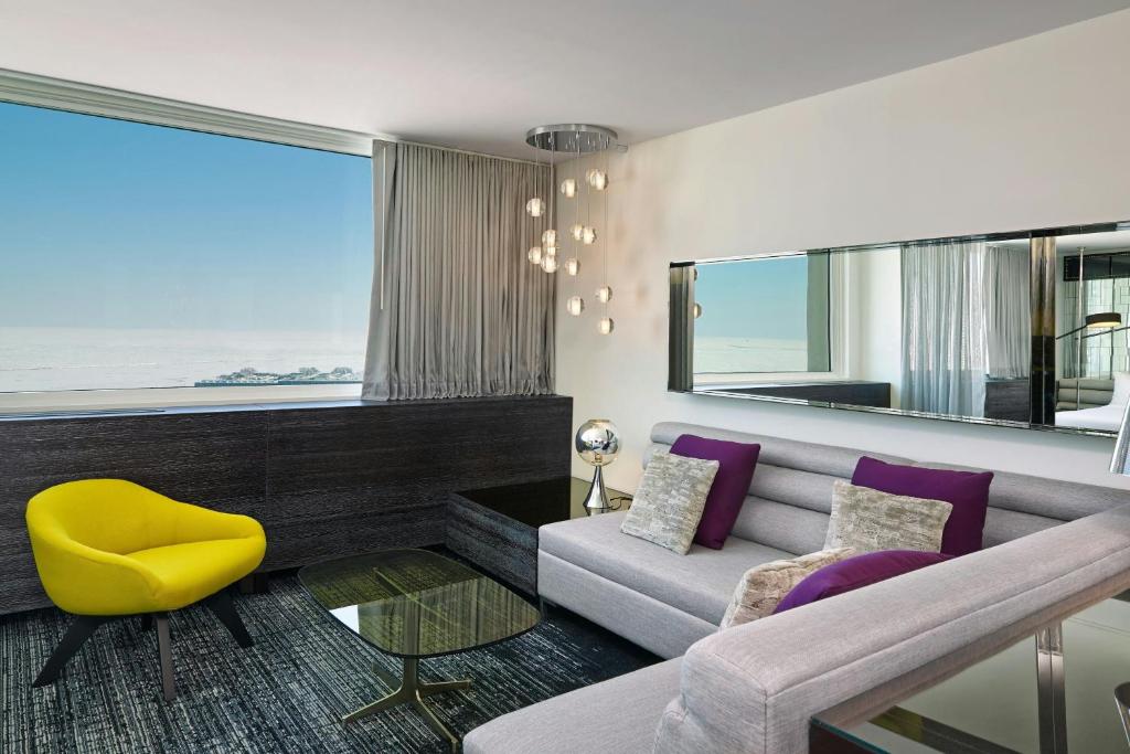 W Chicago - Lakeshore - 