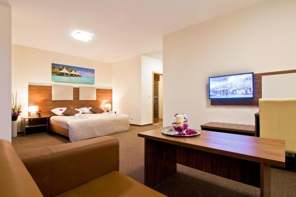 Postel nebo postele na pokoji v ubytování Dolina Leśnicy SKI & SPA Resort