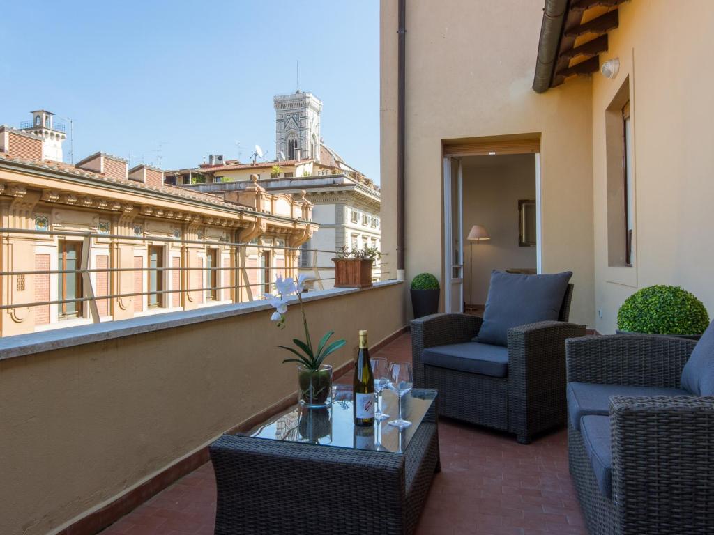 フィレンツェにあるApartments Florence Repubblica Terraceのバルコニー(椅子、テーブル付)