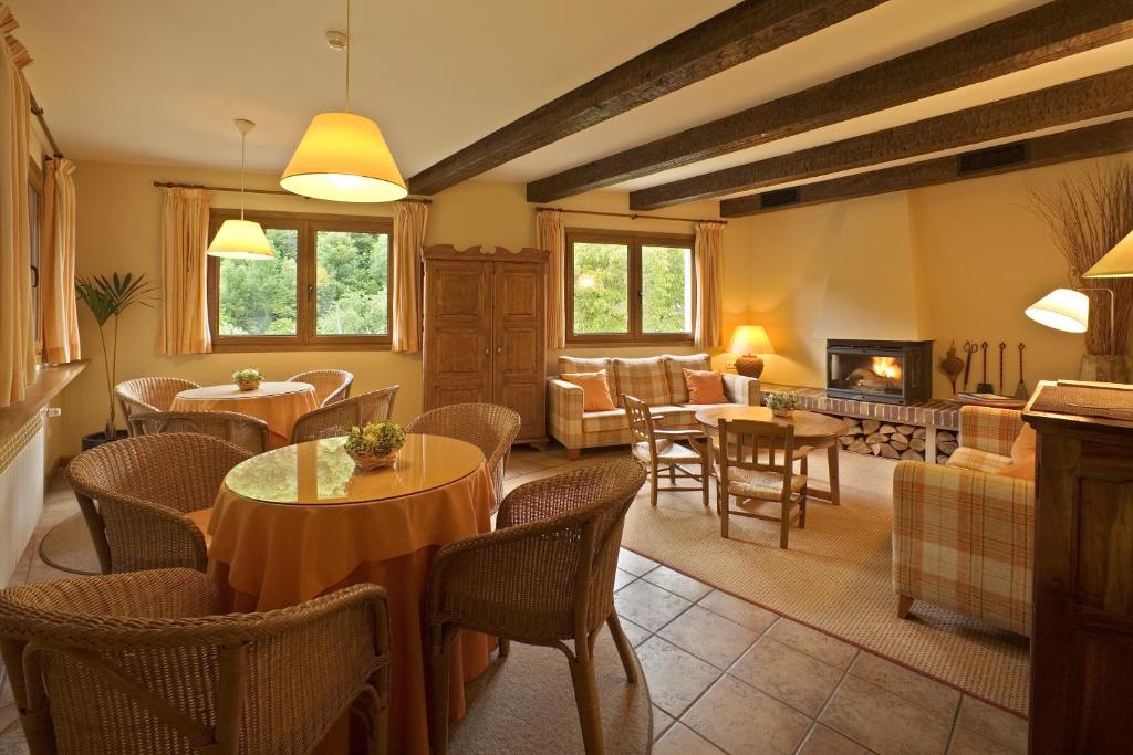 reservar hotel en Izalzu