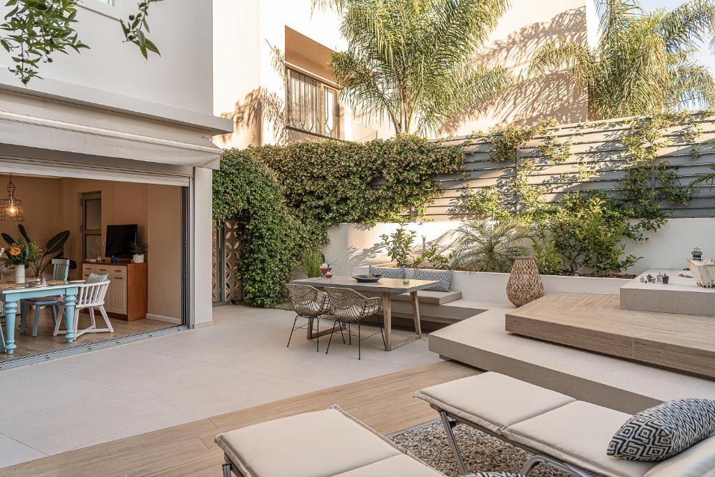 J&V Luxury Suites