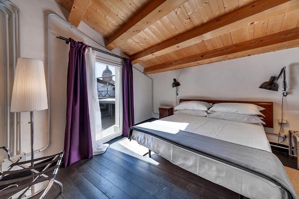 Postel nebo postele na pokoji v ubytování Palazzo Melfi