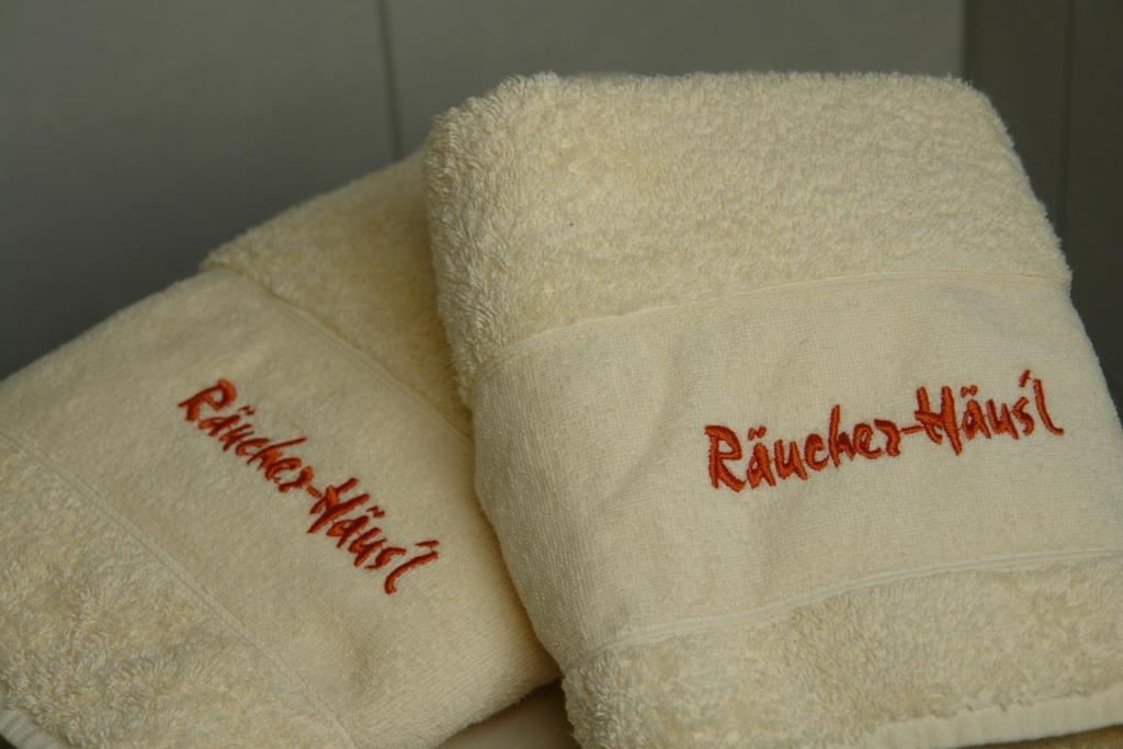 zwei Handtücher mit den Worten "Heiratsrisiken" in der Unterkunft Räucher-Häusl in Herrnhut