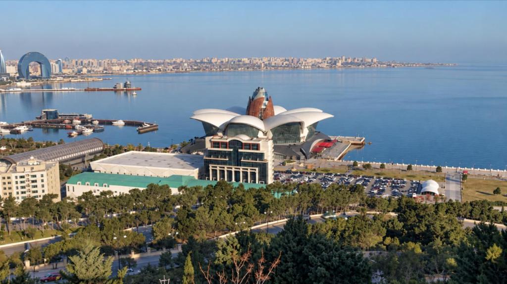 هتل آپارتمان مک‌دونالدز، خیابان نظامی در باکو