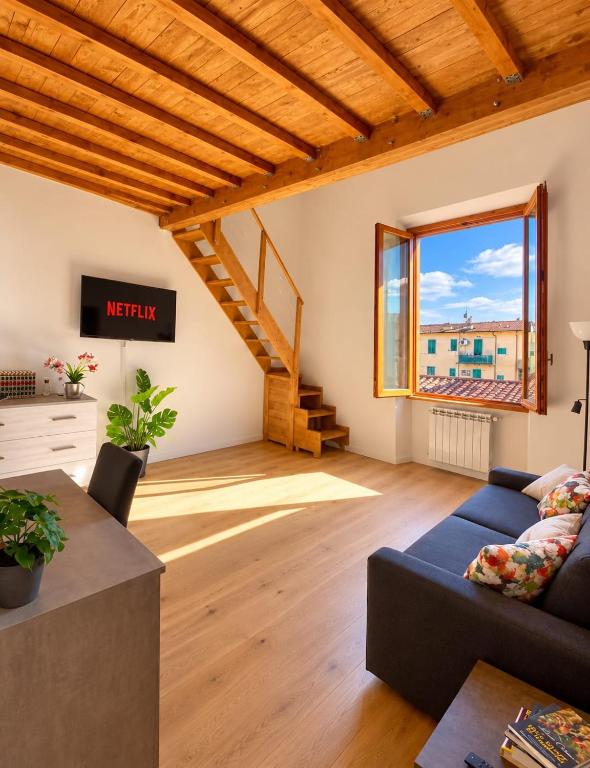 Spacious Apartment with Wooden Mezzanine - Near the Tram - 15 Minutes from the Centre