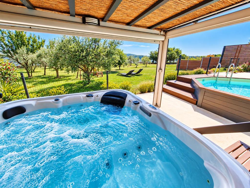 Beach House BETA, a romantic hideaway in an olive grove by the sea, swimming pool, jacuzzi & playground, Pomer