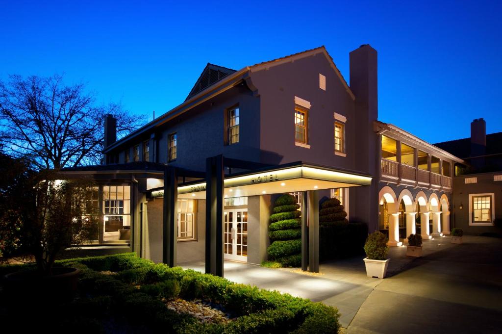 uma casa grande com luzes acesas à noite em Mineral Springs Hotel Hepburn em Hepburn Springs