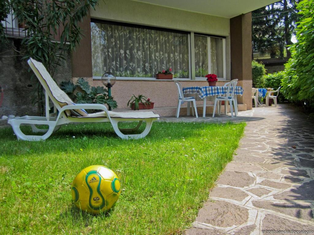 マルチェージネにあるSaglia Apartmentsの庭の芝生に座るサッカーボール