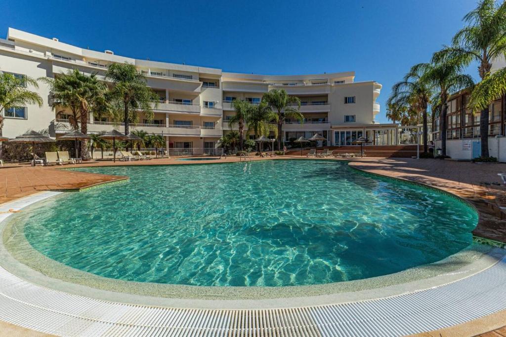 Porto de Mós Retreat | Sea View, Pool & Gym