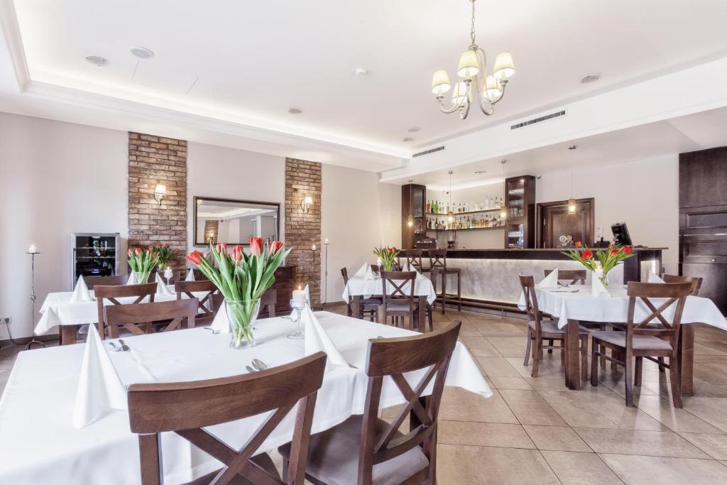 Reštaurácia alebo iné gastronomické zariadenie v ubytovaní Hotel Modrzewiowy Dwór