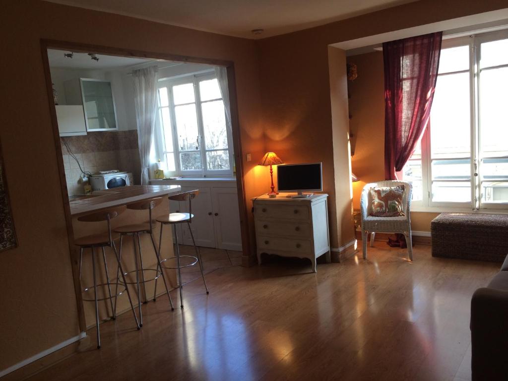 a living room with a kitchen and a desk with a computer at 36 M2 between Presqu'île and university in Lyon