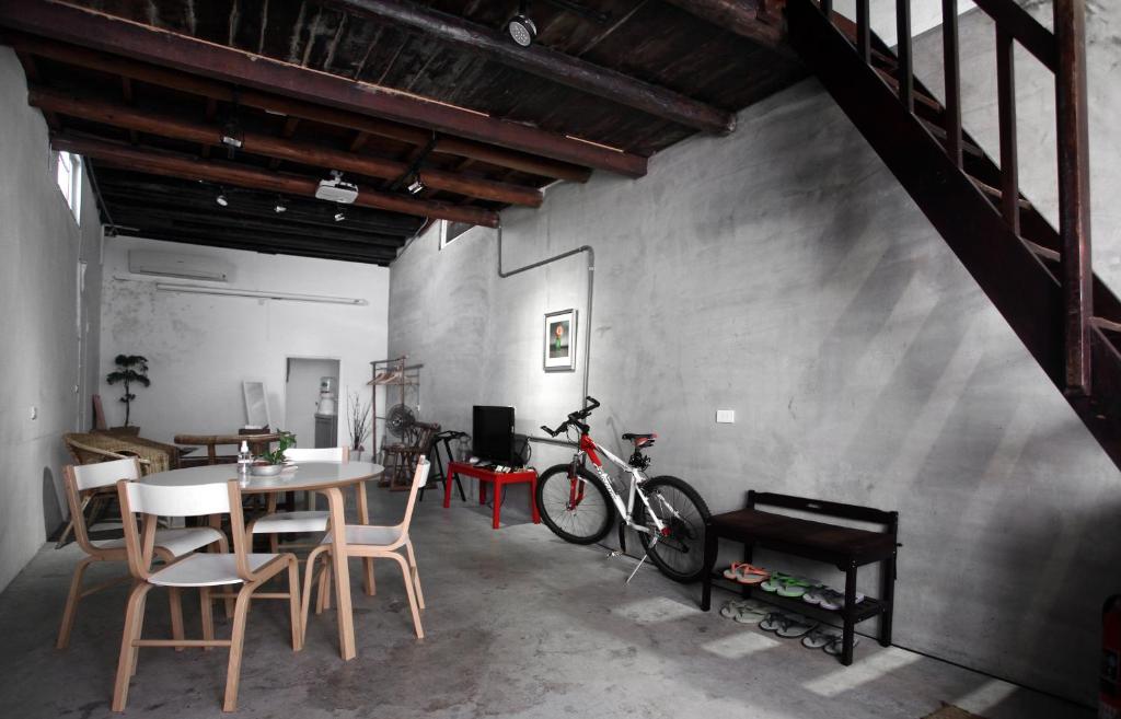 台南的住宿－屎溝墘客廳，墙上有桌子和自行车的房间