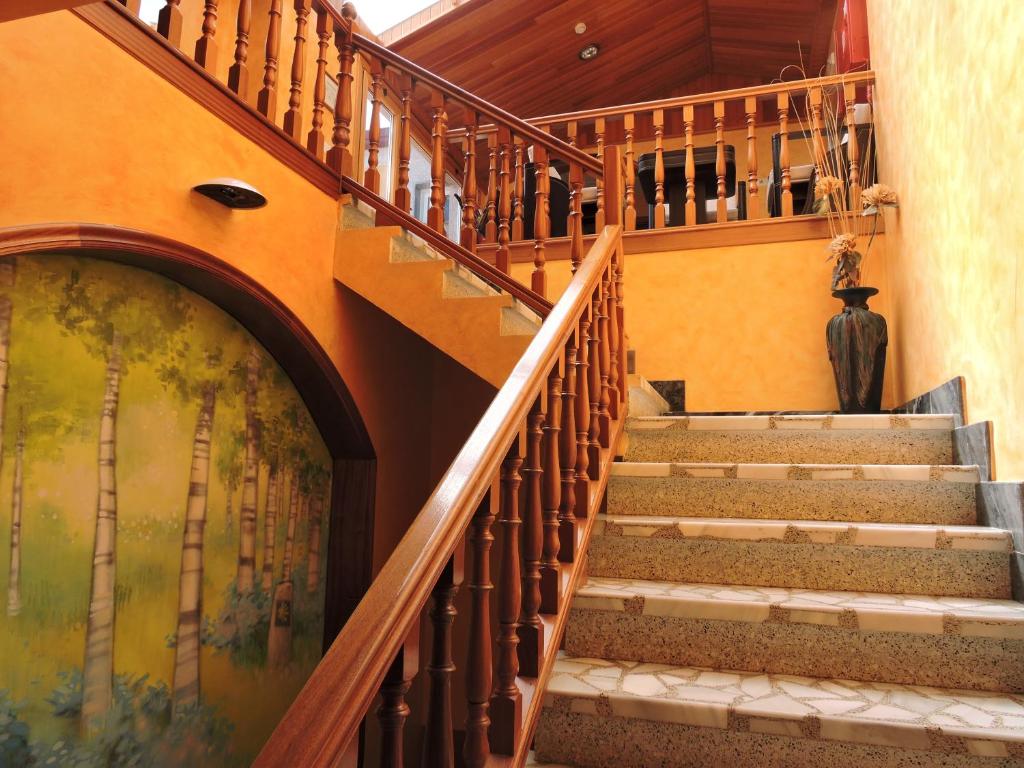 una escalera en un edificio con una pintura en la pared en Cruceiro do Monte, en Tui